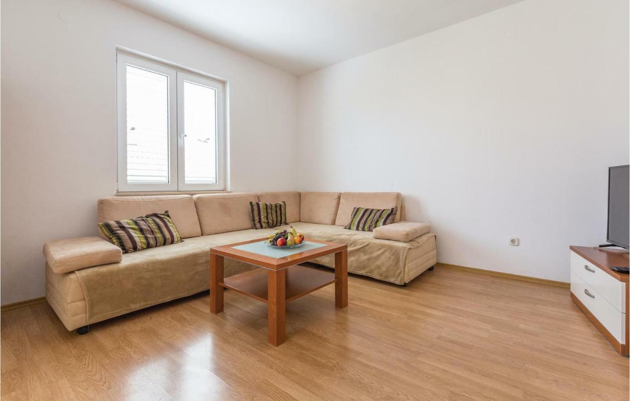 Cozy Apartment In Makarska With Kitchen Eksteriør bilde
